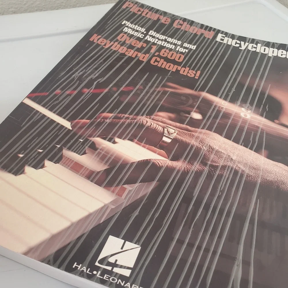 Hal Leonard Picture Chord Encyclopedia Over 1,600 Keyboard Chords Book